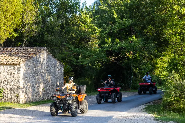 Kolona prolazi pored kamene kuće