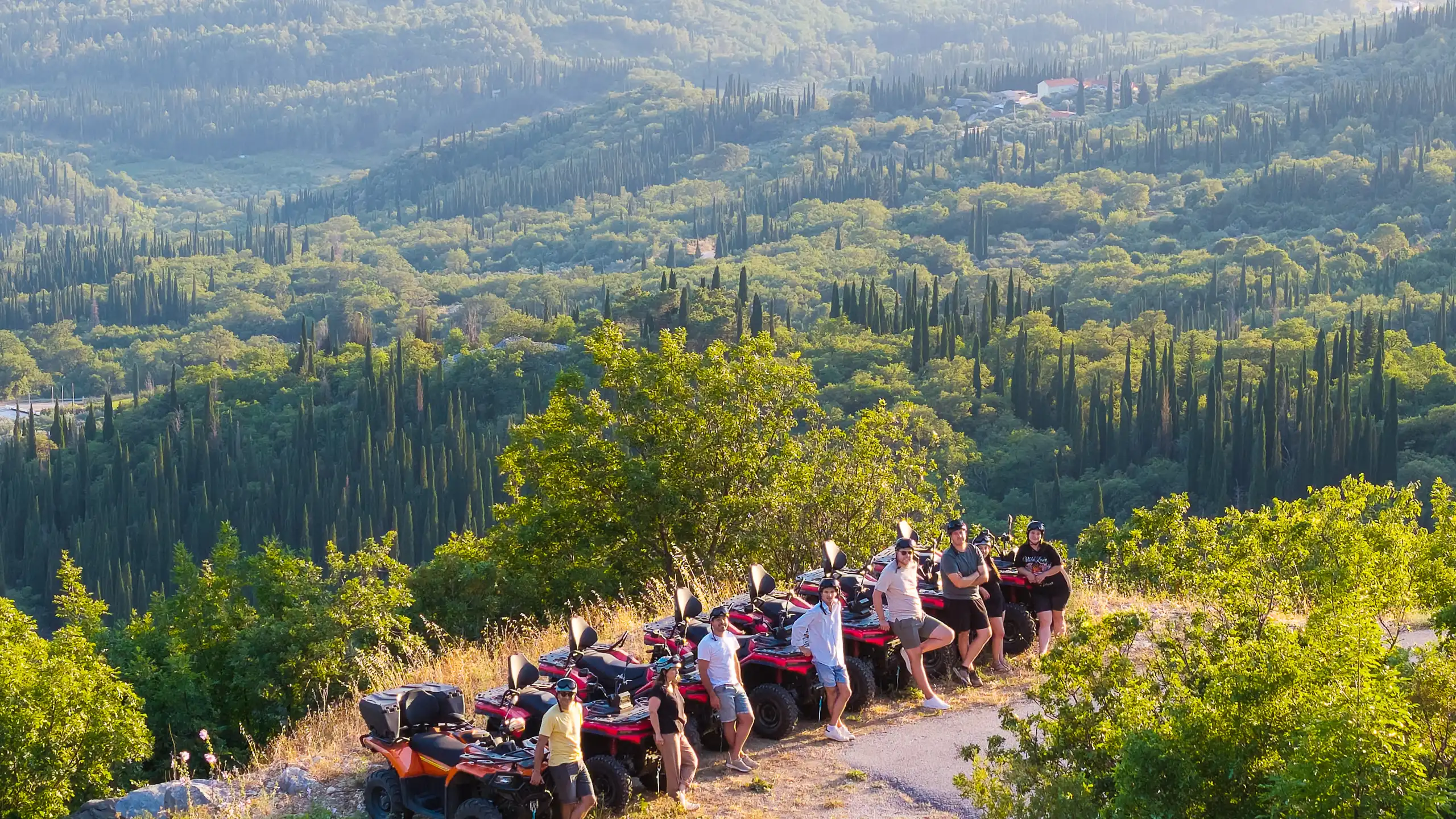 Konvoj quadova u zlatnom svjetlu na grebenu iznad Konavoskog polja