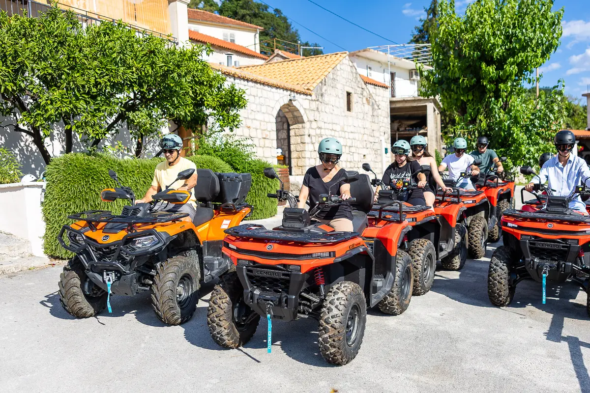 Flota CF Moto quadova poredana na Šapro parkingu u Zastolju